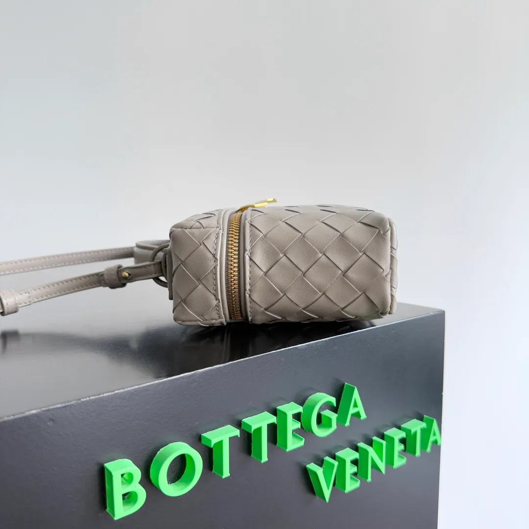 Batch 1360 Bottega Veneta suede series 25 autumn and winter braided zipper crossbody bag. A crossbody bag that can be used as a cosmetic bag. Exquisite weaving and compact body are an indispensable outfit embellishment for the upcoming winter. The double zipper also better protects the bag. It has a large capacity. If you like it, don’t miss it. Style number: 789109 Size: 22*12.5*5cm